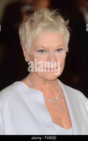 Inglese attrice Dame Judi Dench assiste il Royal Premiere mondiale di 'Skyfall' alla Royal Albert Hall di Londra il 23 ottobre 2012. UPI/Paolo Treadway.. Foto Stock