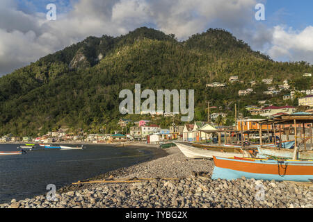 Fischerboote am Strand vom Fischerdorf Scotts Head an der Südwestküste der Insel Dominica, Karibik, Mittelamerika | Barche da pesca a Scotts Head Beach sulla costa sud occidentale della Dominica, Caraibi, America Centrale | Utilizzo di tutto il mondo Foto Stock