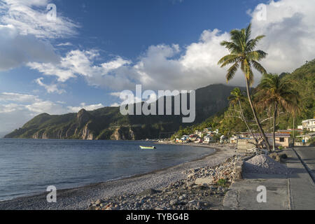 Strand am Fischerdorf Scotts Head an der Südwestküste der Insel Dominica, Karibik, Mittelamerika | Scotts Head Beach sulla costa sud occidentale della Dominica, Caraibi, America Centrale | Utilizzo di tutto il mondo Foto Stock