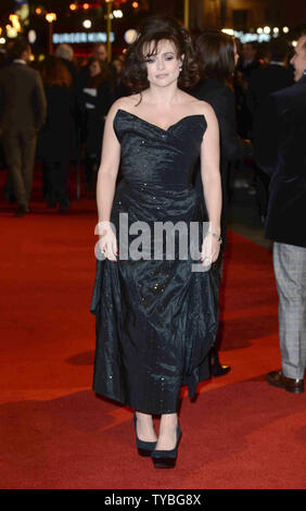 Inglese attrice Helena Bonham Carter assiste la premiere mondiale di 'Les Miserables' all'Odeon Leicester Square, a Londra il 5 dicembre 2012. UPI/Paolo Treadway Foto Stock