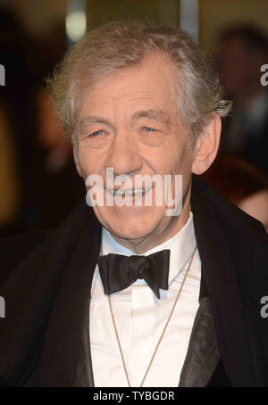 Attore inglese Sir Ian McKellen assiste il Regno Unito premiere di 'The Hobbit: un inaspettato viaggio' all'Odeon Leicester Square e Empire Leicester Square a Londra il 12 dicembre 2012. UPI/Paolo Treadway Foto Stock