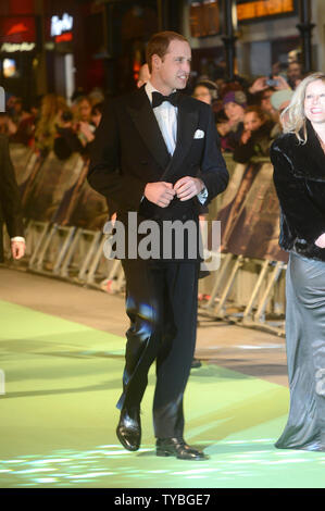 Il principe William Duca di Cambridge assiste il Regno Unito premiere di 'The Hobbit: un inaspettato viaggio' all'Odeon Leicester Square e Empire Leicester Square a Londra il 12 dicembre 2012. UPI/Paolo Treadway Foto Stock