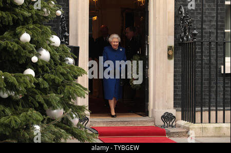 Sua Maestà la Regina Elisabetta II lascia n. 10 di Downing Street dove ha partecipato a una riunione del gabinetto per la prima volta nel suo regno come monarca, a Londra, 18 dicembre 2012. La Regina ha salutato i ministri del governo e ha ricevuto un presente come parte della sua Diamond celebrazioni giubilari. UPI/Hugo Philpott Foto Stock