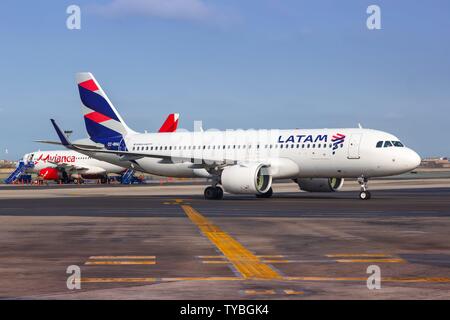 Lima, Perù - Febbraio 2, 2019: LATAM Airbus A320neo aeroplano a Lima airport (LIM) in Perù. | Utilizzo di tutto il mondo Foto Stock