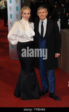 British attrice Amanda Abbington e attore britannico Martin Freeman frequentando l'EE British Academy Film Awards 2013 presso la Royal Opera House di Londra il 10 febbraio 2013. UPI/Paolo Treadway Foto Stock