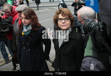 Vicky Pryce arriva a Southwark Crown Court per la condanna a Londra dopo essere stato trovato colpevole di questo snaturare il corso della giustizia il 11 marzo 2013. Ms Pryce l' ex-marito la disgrazia ex Ministro per l'energia Chris Huhne ha ammesso un colpevole motivo la scorsa settimana per una carica di costringere la moglie a prendere punti di penalizzazione per la sua patente di guida quando egli è stato catturato accelerando nel 2003. UPI/Hugo Philpott Foto Stock