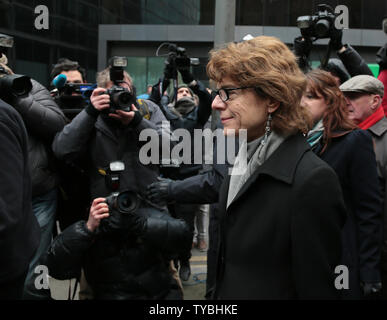 Vicky Pryce arriva a Southwark Crown Court per la condanna a Londra dopo essere stato trovato colpevole di questo snaturare il corso della giustizia il 11 marzo 2013. Ms Pryce l' ex-marito la disgrazia ex Ministro per l'energia Chris Huhne ha ammesso un colpevole motivo la scorsa settimana per una carica di costringere la moglie a prendere punti di penalizzazione per la sua patente di guida quando egli è stato catturato accelerando nel 2003. UPI/Hugo Philpott Foto Stock