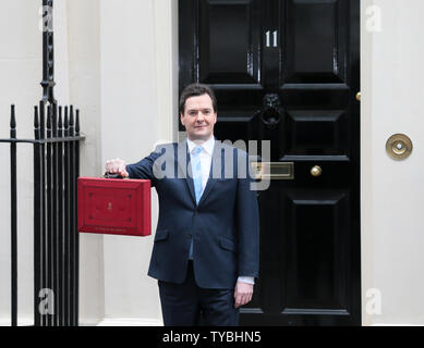 Il cancelliere dello scacchiere britannico George Osborne tiene il suo rosso scatola di spedizione al di fuori No.11 Downing St prima che egli offre il suo budget per le Case del Parlamento e il paese il 20 marzo 2013. Osborne è sotto una crescente pressione da tutti i lati politici per invertire la spirale discendente dell'economia britannica. UPI/Hugo Philpott Foto Stock