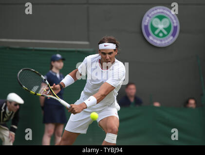 La Spagna di Rafael Nadal ritorna nella sua partita contro Richard Darcis sul primo giorno del 2013 campionati di Wimbledon a Londra lunedì 24 giugno 2013. UPI/Hugo Philpott Foto Stock