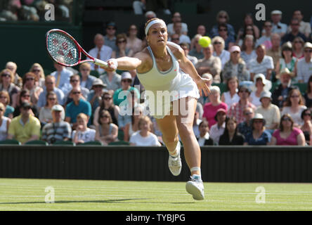 La Germania Sabine LISICKI ritorna nella sua partita contro Agnieszka RADWANSKA sul giorno dieci del 2013 campionati di Wimbledon a Londra il 4 luglio 2013. UPI/Hugo Philpott Foto Stock