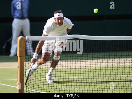 Argentino Juan Martin Del Potro orologi la sfera nella sua corrispondenza con Novak Djokovic il giorno undici del 2013 campionati di Wimbledon a Londra il 5 luglio 2013. UPI/Hugo Philpott Foto Stock