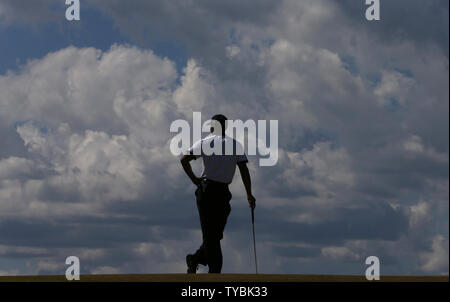 Stati Uniti d'America's Tiger Woods al quinto verde sul primo giorno del 2013 Open Championship in Muirfield, Scozia il 18 luglio 2013. UPI/Hugo Philpott Foto Stock