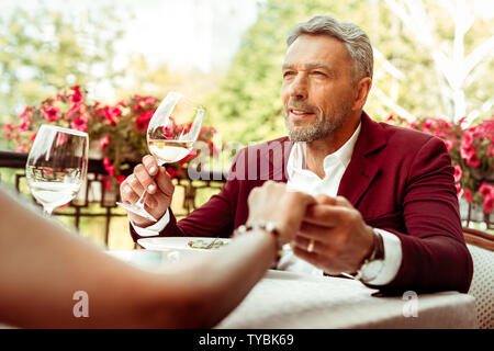 Barbuto grey-haired imprenditore avente una cena romantica con la moglie Foto Stock
