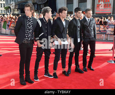 Niall Horan, Zayn Malik, Liam Payne, Harry Styles e Louis Tomlinson del british boy band un senso assistere alla prima mondiale di "una direzione - Si tratta di noi' all'Empire Leicester Square a Londra il 20 agosto 2013. UPI/Paolo Treadway Foto Stock