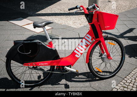 Berlino, Germania - Giugno, 2019: elettrica bike sharing bicicletta, saltare da UBER sul marciapiede a Berlino, Germania Foto Stock