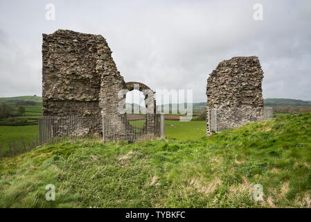 Rovine del Castello di Clun in Shropshire hills, Inghilterra. Un castello (XI secolo più tardi con il XIII secolo mantenere. Foto Stock