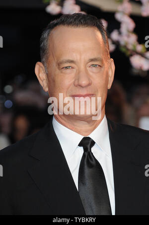 Attore americano Tom Hanks assiste la 57th London Film Festival chiusura di notte di gala Premiere mondiale di 'Salvataggio signor Banks' all'Odeon Leicester Square a Londra il 20 ottobre 2013. UPI/Paolo Treadway Foto Stock