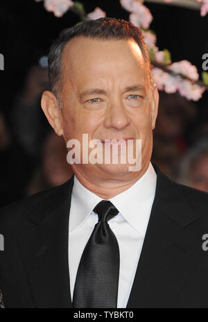 Attore americano Tom Hanks assiste la 57th London Film Festival chiusura di notte di gala Premiere mondiale di 'Salvataggio signor Banks' all'Odeon Leicester Square a Londra il 20 ottobre 2013. UPI/Paolo Treadway Foto Stock