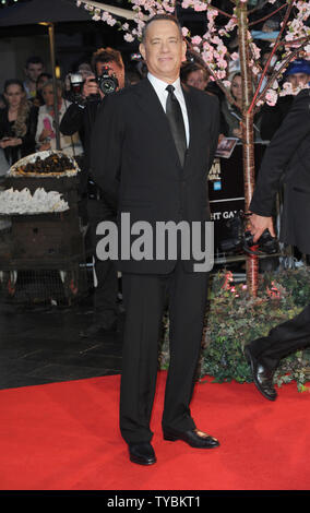 Attore americano Tom Hanks assiste la 57th London Film Festival chiusura di notte di Gala Premiere mondiale di 'Salvataggio signor Banks' all'Odeon Leicester Square a Londra il 20 ottobre 2013. UPI/Paolo Treadway Foto Stock