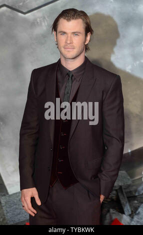 Attore australiano Chris Hemsworth assiste la prima mondiale di "Thor: il mondo oscuro' all'Odeon Leicester Square a Londra il 22 ottobre 2013. UPI/Paolo Treadway Foto Stock