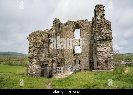 Rovine del Castello di Clun in Shropshire hills, Inghilterra. Un castello (XI secolo più tardi con il XIII secolo mantenere. Foto Stock