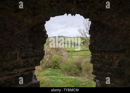 Rovine del Castello di Clun in Shropshire hills, Inghilterra. Un castello (XI secolo più tardi con il XIII secolo mantenere. Foto Stock