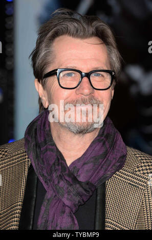 Attore inglese Gary Oldman assiste la prima mondiale di "Robocop' al BFI Imax a Londra il 5 febbraio 2014. UPI/Paolo Treadway Foto Stock