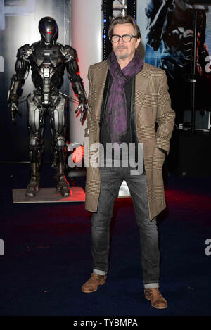 Attore inglese Gary Oldman assiste la prima mondiale di "Robocop' al BFI Imax a Londra il 5 febbraio 2014. UPI/Paolo Treadway Foto Stock