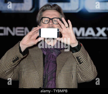 Attore inglese Gary Oldman assiste la prima mondiale di "Robocop' al BFI Imax a Londra il 5 febbraio 2014. UPI/Paolo Treadway Foto Stock