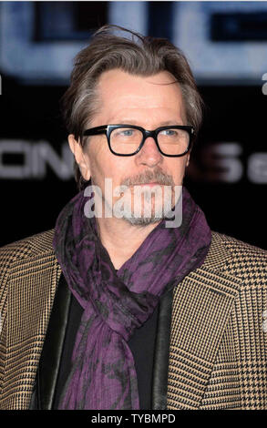 Attore inglese Gary Oldman assiste la prima mondiale di "Robocop' al BFI Imax a Londra il 5 febbraio 2014. UPI/Paolo Treadway Foto Stock