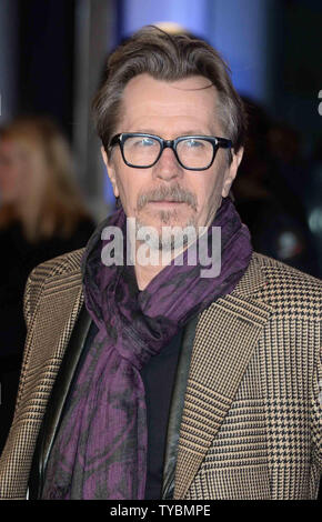 Attore inglese Gary Oldman assiste la prima mondiale di "Robocop' al BFI Imax a Londra il 5 febbraio 2014. UPI/Paolo Treadway Foto Stock