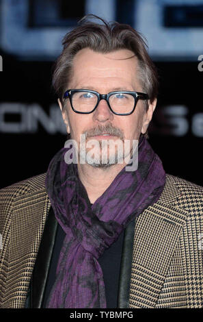 Attore inglese Gary Oldman assiste la prima mondiale di "Robocop' al BFI Imax a Londra il 5 febbraio 2014. UPI/Paolo Treadway Foto Stock