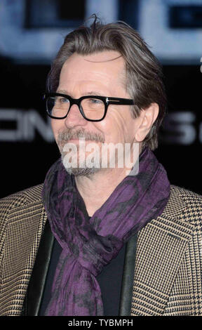 Attore inglese Gary Oldman assiste la prima mondiale di "Robocop' al BFI Imax a Londra il 5 febbraio 2014. UPI/Paolo Treadway Foto Stock