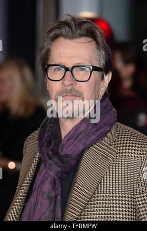 Attore inglese Gary Oldman assiste la prima mondiale di "Robocop' al BFI Imax a Londra il 5 febbraio 2014. UPI/Paolo Treadway Foto Stock