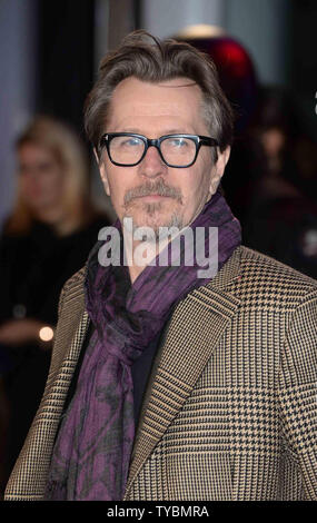 Attore inglese Gary Oldman assiste la prima mondiale di "Robocop' al BFI Imax a Londra il 5 febbraio 2014. UPI/Paolo Treadway Foto Stock