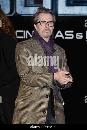 Attore inglese Gary Oldman assiste la prima mondiale di "Robocop' al BFI Imax a Londra il 5 febbraio 2014. UPI/Paolo Treadway Foto Stock