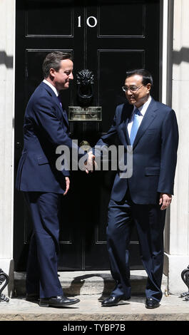 Primo Ministro britannico David Cameron incontra il Premier cinese LI Keqiang al n. 10 di Downing St, Londra martedi 16 Giugno 2014. Signor Keqiang è in Gran Bretagna su una tre giorni di scambi e visite culturali. UPI/Hugo Philpott Foto Stock