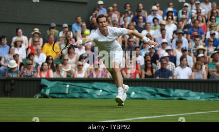La Gran Bretagna di Andy Murray ritorna durante la sua partita contro il Belgio del David Goffin il giorno uno del 2014 campionati di Wimbledon a Londra il 23 giugno 2014. Murray ha vinto la partita 6-1, 6-4, 7-5. UPI/Hugo Philpott Foto Stock