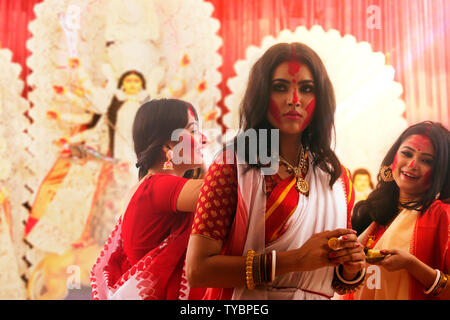 Sindoor Kheyla da sposato donne durante la Durga Puja Foto Stock