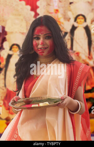 Il Portrait di Bengali donna sposata Holding puja Thali Foto Stock