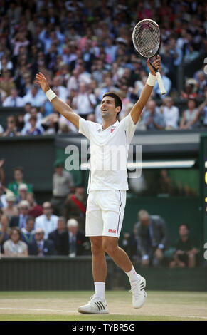 Il serbo Novak Djokovic festeggia dopo aver vinto il trofeo di Wimbledon dopo aver battuto Roger Federer svizzera a uomini della finale del 2014 campionati di Wimbledon a Londra il 06 luglio, 2014. Djokovic ha vinto la partita 6-7, 6-4, 7-6, 5-7, 6-4. UPI/Hugo Philpott Foto Stock