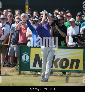 L'Inghilterra del Justin Rose tee off sul foro 7 nella seconda giornata del 2014 Open Golf Championships di Hoylake sulla luglio 18, 2014. UPI/Hugo Philpott Foto Stock