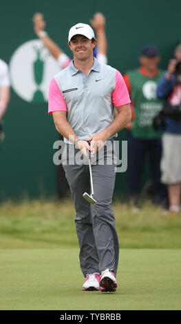 Nprthern Irlanda di Rory Mcllroy sorrisi dopo manca il birdie putt sul diciottesimo green al 2014 Open Golf Championships di Hoylake sulla luglio 20, 2014. Mcllroy ha vinto da due colpi da American Rickie Fowler e Spagna Sergio Garcia con un punteggio di diciassette sotto par. UPI/Hugo Philpott Foto Stock