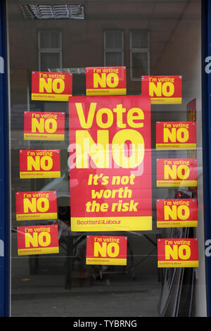 Un edificio con un grande numero di 'No' poster contro l'indipendenza sul giorno residenti scozzese decidere il futuro direzione politica del loro paese terrà a Glasgow, Scozia il 18 settembre 2014."novanta sette per cento" della popolazione ha registrato a votare.Il verdetto sarà annunciato domani mattina. UPI/Hugo Philpott Foto Stock