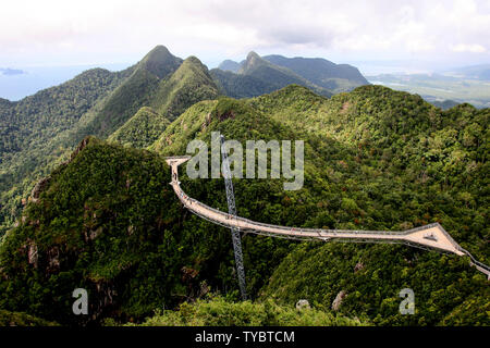 Sky ponte ponte vicino Butik Mat Cincang funivia a Langkawi, Malesia Foto Stock