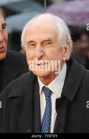 Il creatore di Paddington Bear libri Michael Bond assiste la prima mondiale di "Paddington all' Odeon Leicester Square a Londra il 23 novembre 2014. UPI/Paolo Treadway Foto Stock