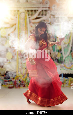 Bengali le donne sposate eseguendo dhunuchi ballo in occasione di durga puja Foto Stock