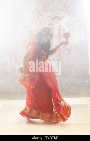 Bengali le donne sposate eseguendo dhunuchi ballo in occasione di durga puja Foto Stock