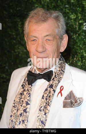 Attore inglese Sir Ian McKellen assiste il London Evening Standard Theatre Awards al Palladium a Londra il 30 novembre 2014. UPI/Paolo Treadway Foto Stock