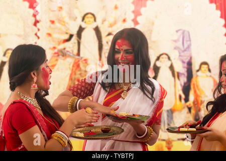 Sindoor Kheyla da sposato BengaliLadies durante la Durga Puja Foto Stock